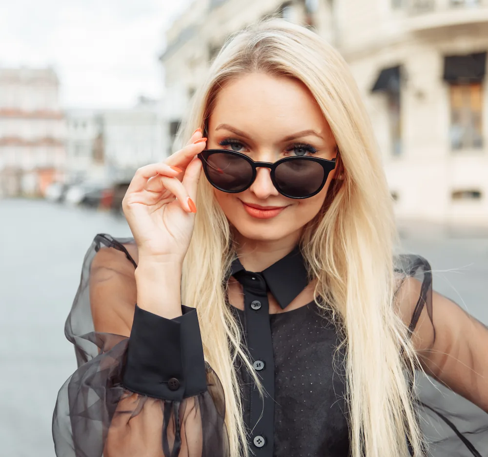 Fashionable woman in the city wearing sunglasses