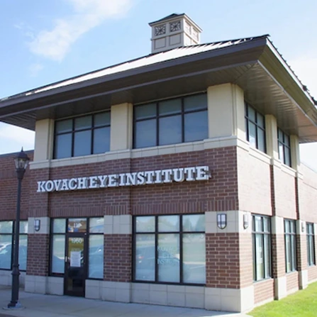 Exterior de la oficina del Instituto Oftalmológico Kovach en Naperville